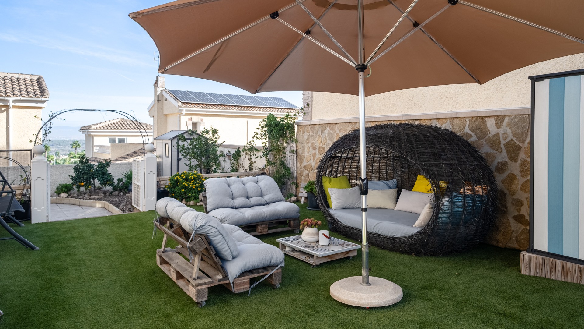 Garden in villa for sale in Santa Pola