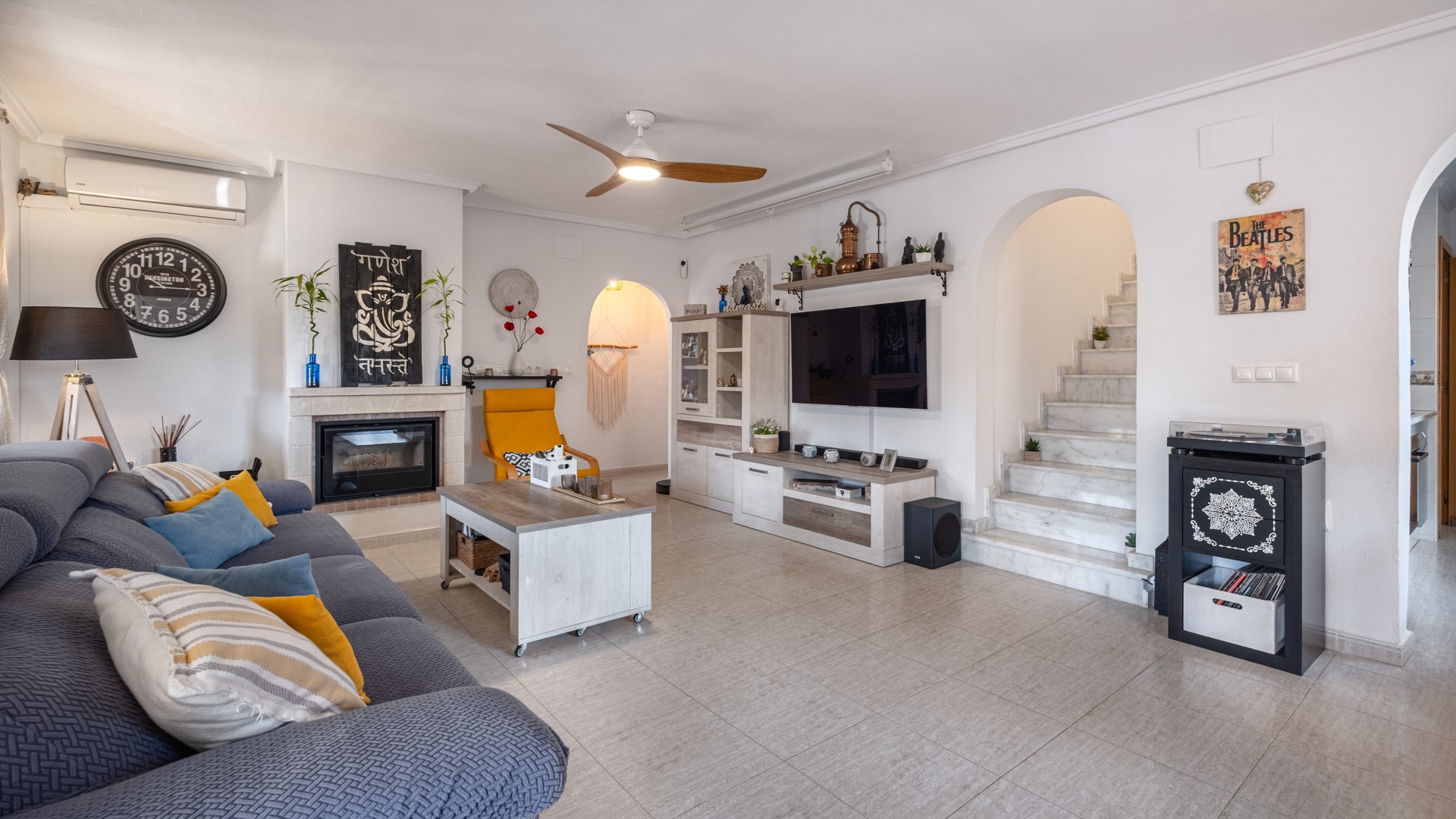Bedroom in villa for sale in Santa Pola