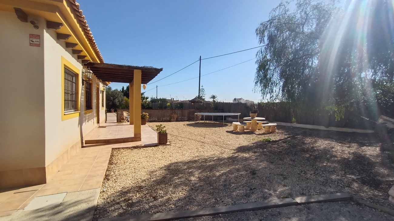 Garden in villa for sale in Avileses