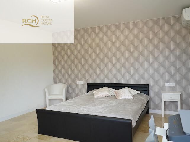 Pool area in villa for sale in la Nucia