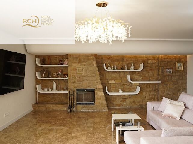 Pool area in villa for sale in la Nucia