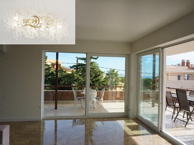 Dining area in villa for sale in la Nucia