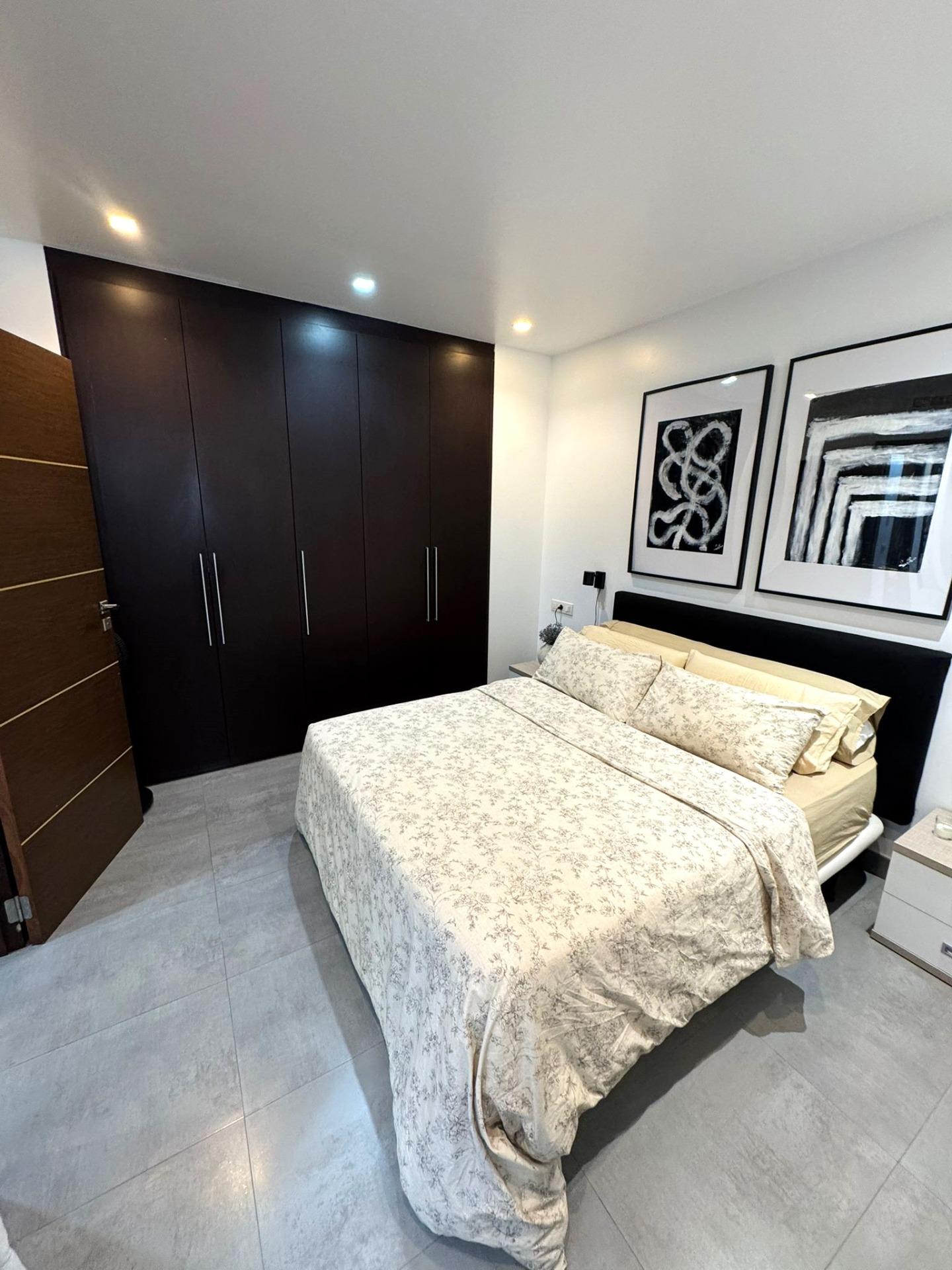 Property located in the heart of Torrevieja, on a quiet pedestrian street and just 80 meters from th