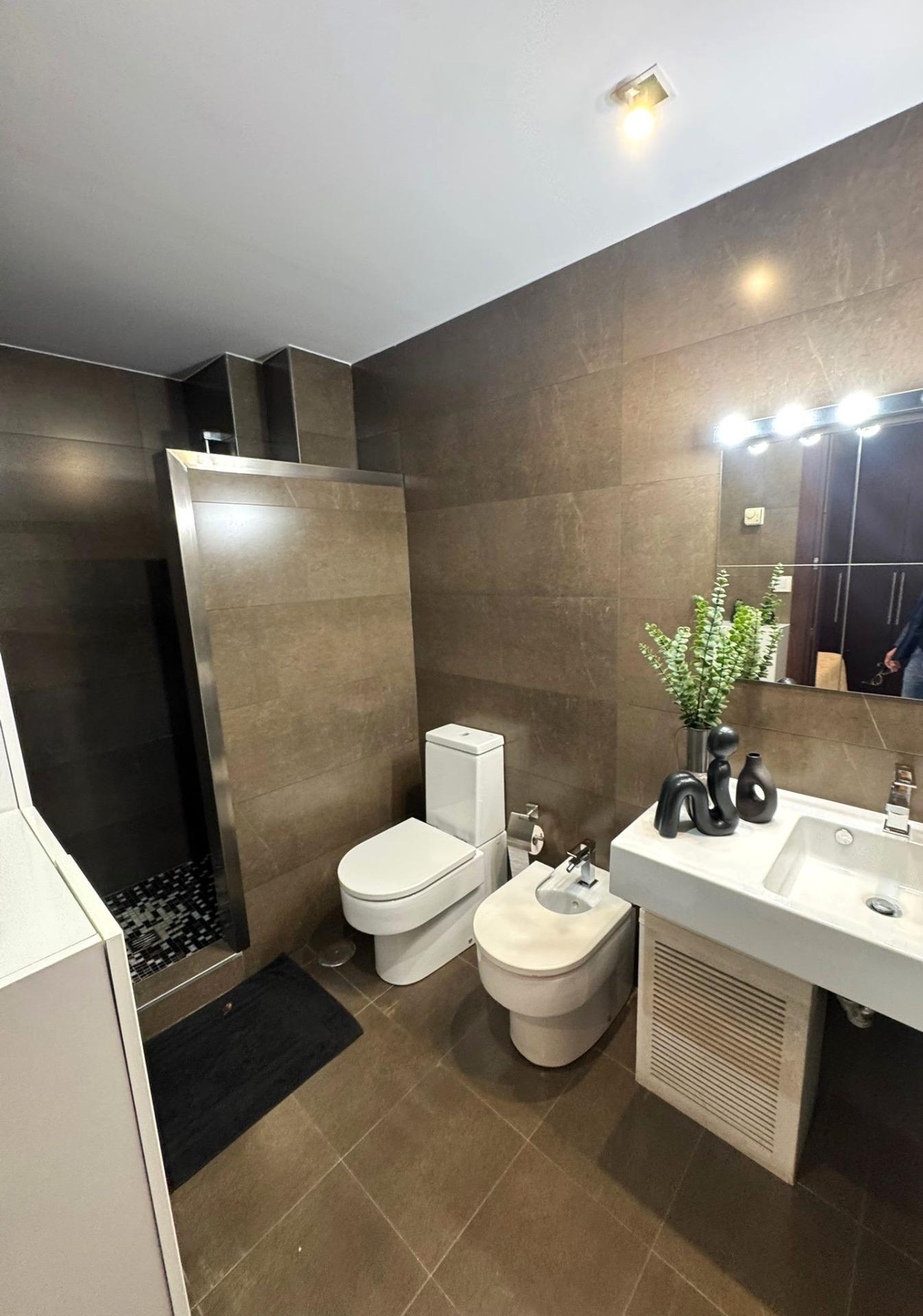 Property located in the heart of Torrevieja, on a quiet pedestrian street and just 80 meters from th