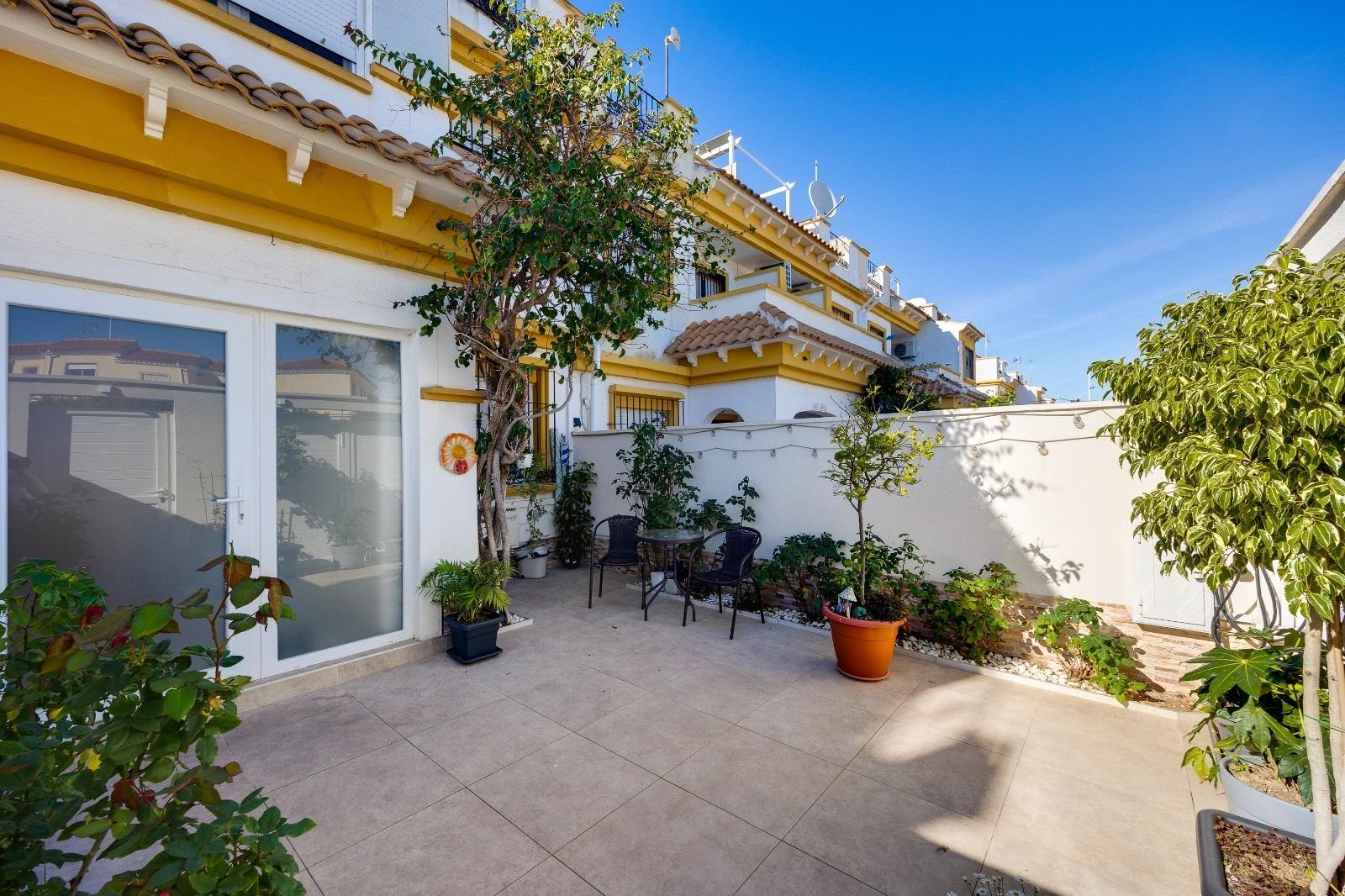 Refurbished 3-bedroom townhouse with solarium, swimming pool and parking in Aguas Nuevas This fantas