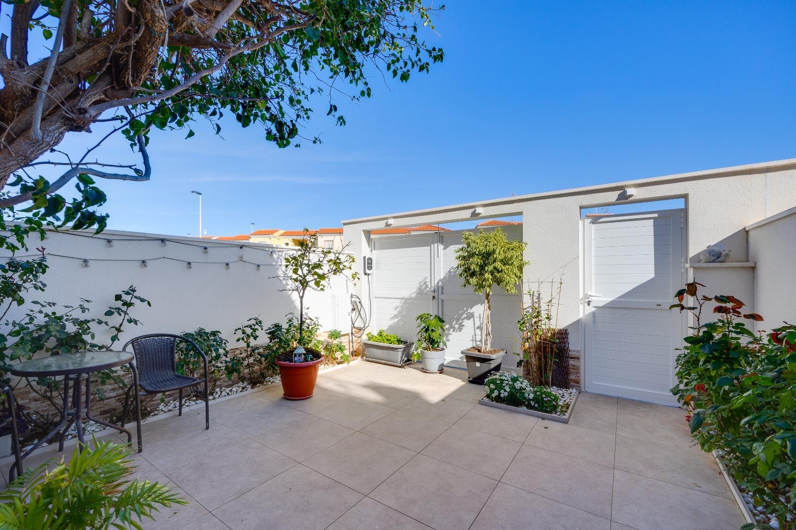 Refurbished 3-bedroom townhouse with solarium, swimming pool and parking in Aguas Nuevas This fantas