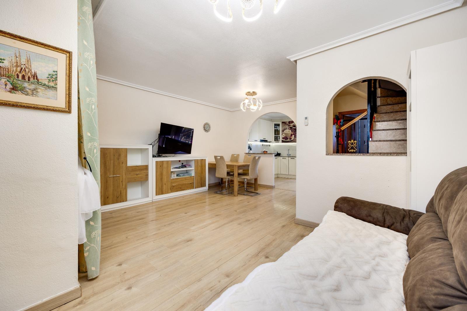 Refurbished 3-bedroom townhouse with solarium, swimming pool and parking in Aguas Nuevas This fantas