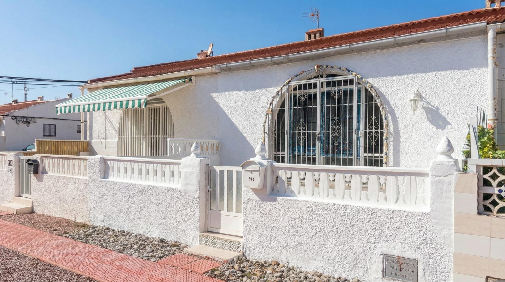 We present this bungalow in the La Siesta area of Torrevieja, an exceptional opportunity both for li