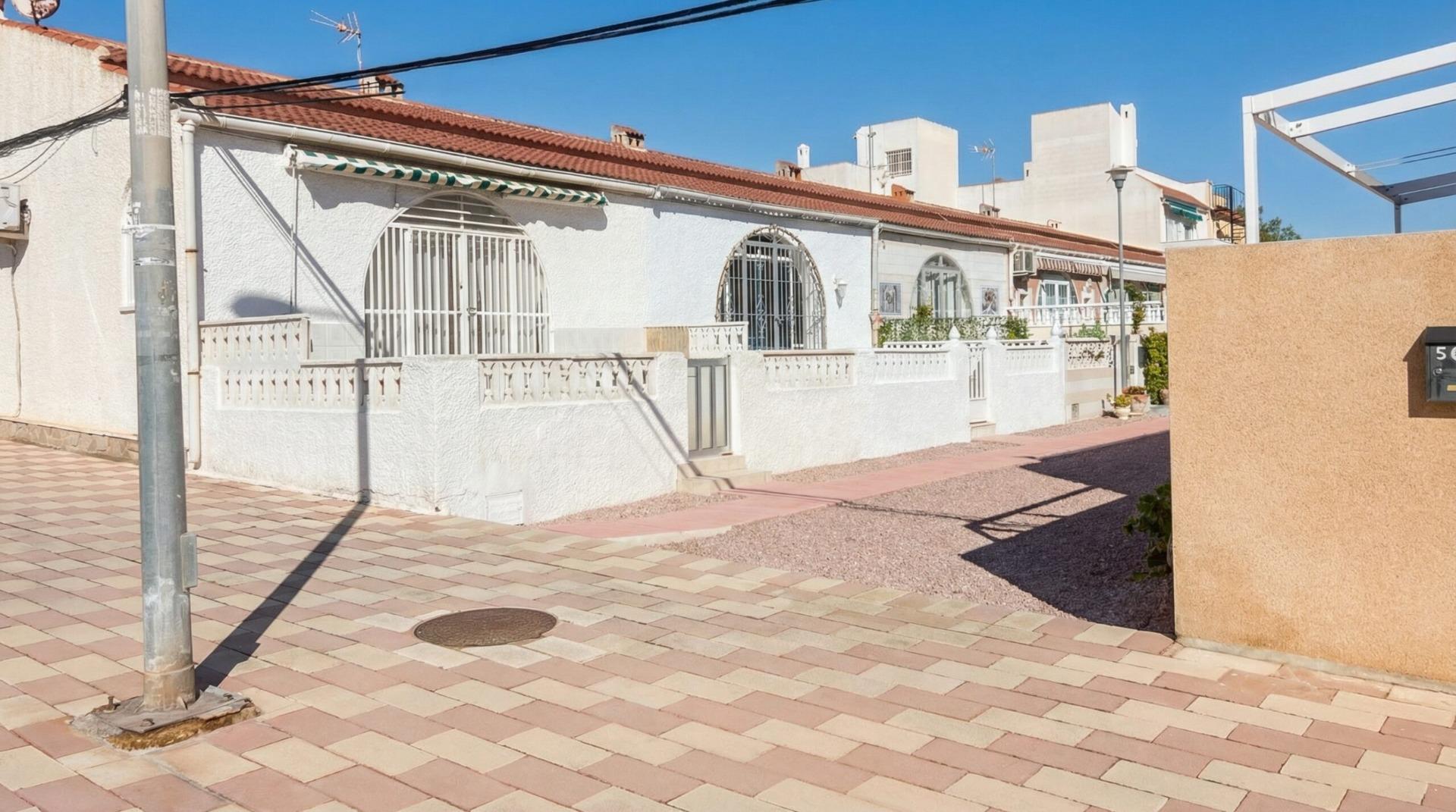 Master bedroom in bungalow for sale in Torrevieja