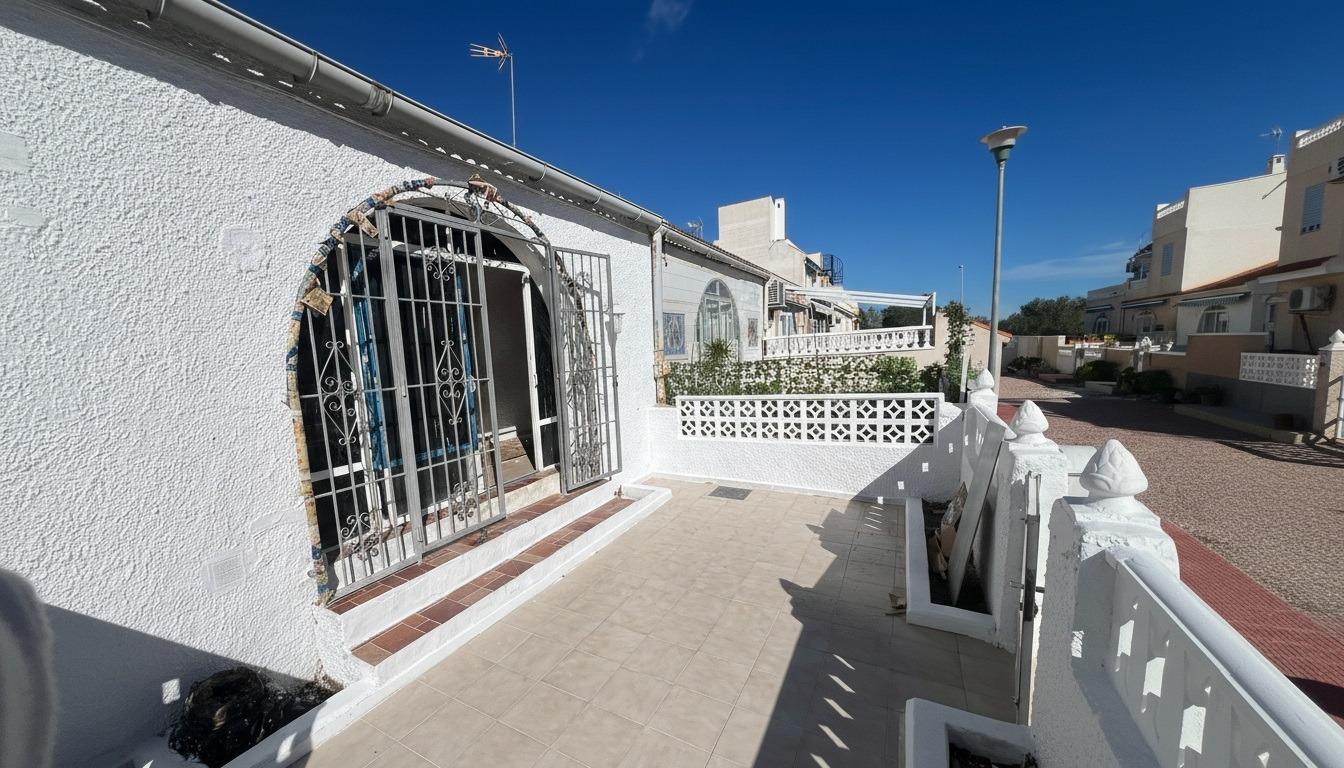 We present this bungalow in the La Siesta area of Torrevieja, an exceptional opportunity both for li