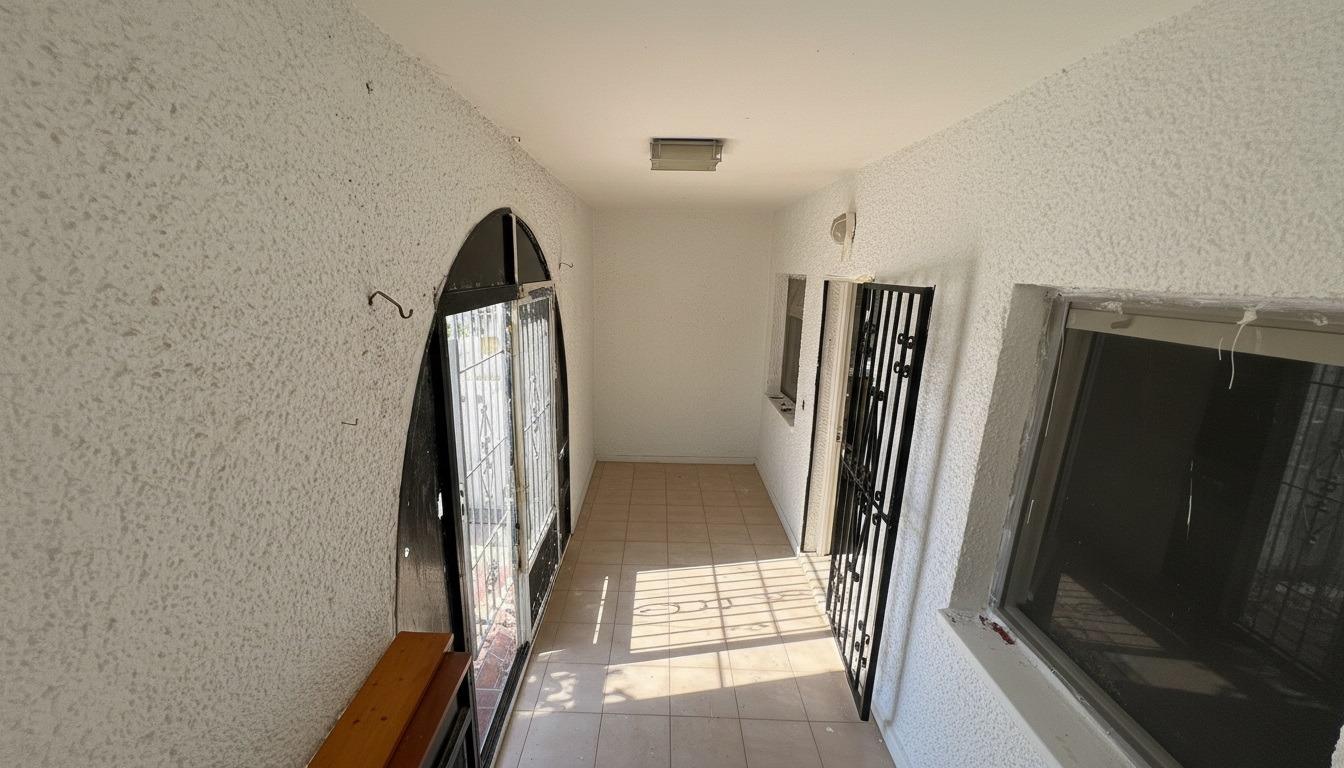We present this bungalow in the La Siesta area of Torrevieja, an exceptional opportunity both for li