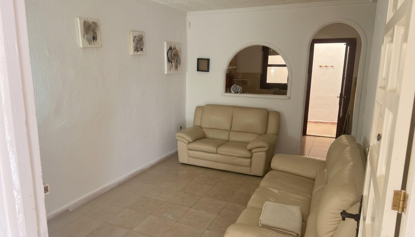 We present this bungalow in the La Siesta area of Torrevieja, an exceptional opportunity both for li