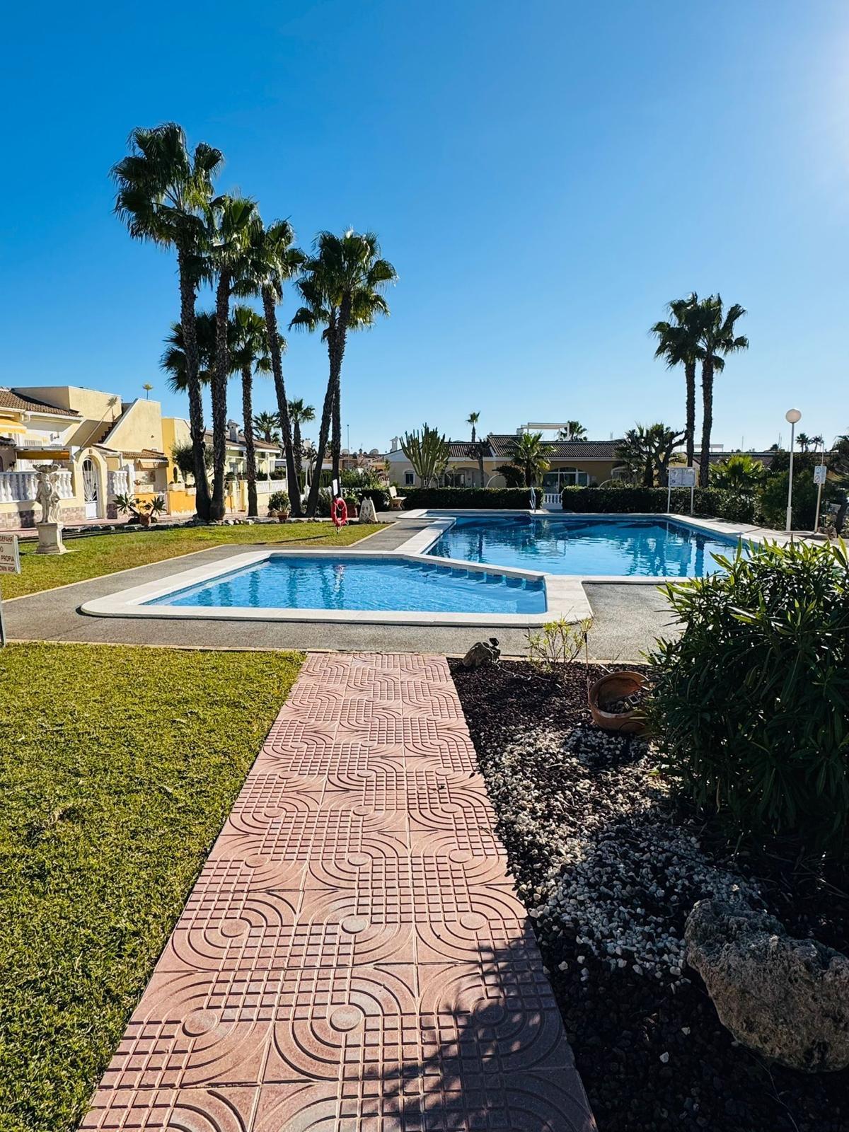 We present this charming townhouse located in the exclusive area of Ciudad Quesada, Rojales