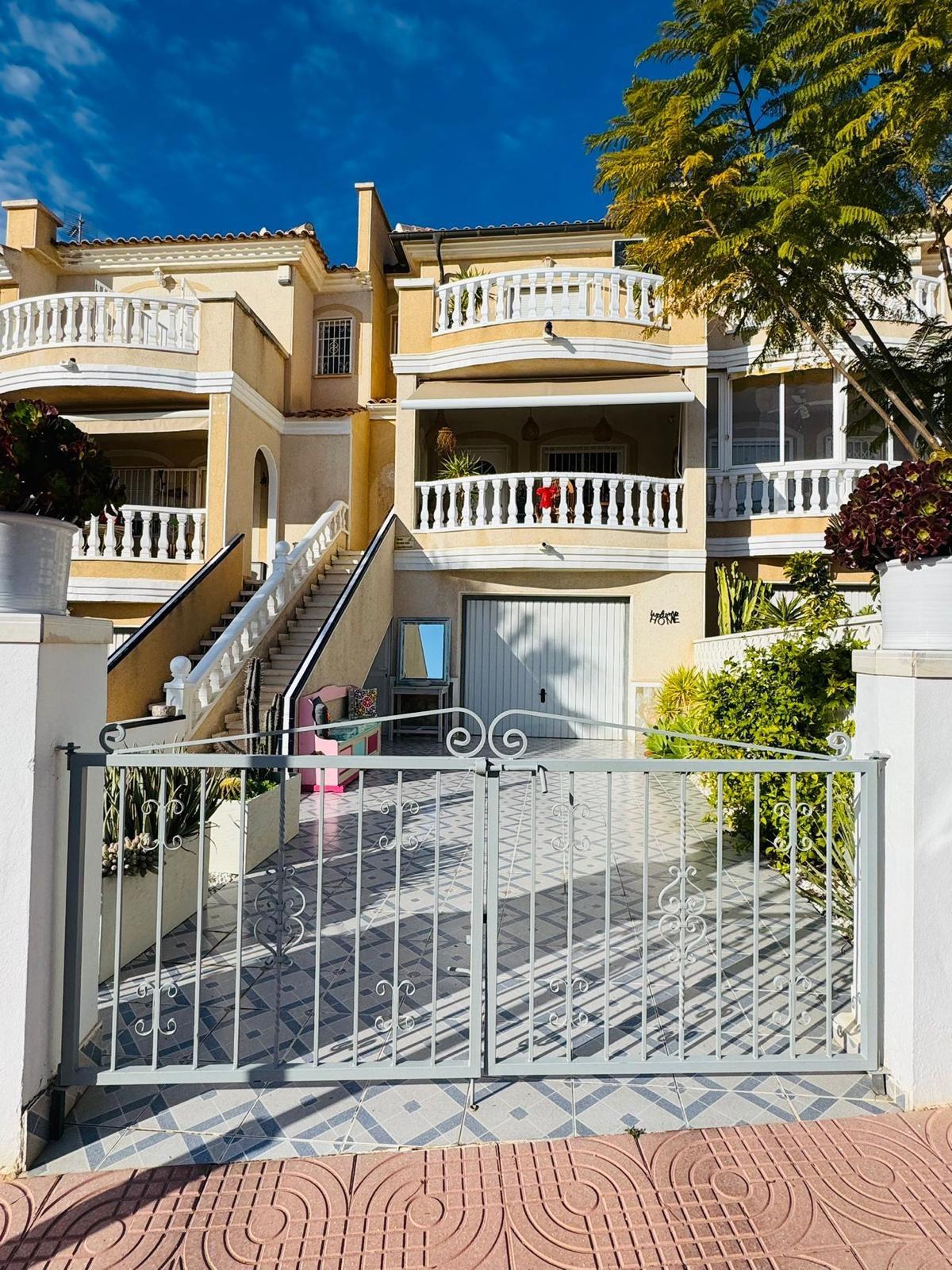 We present this charming townhouse located in the exclusive area of Ciudad Quesada, Rojales