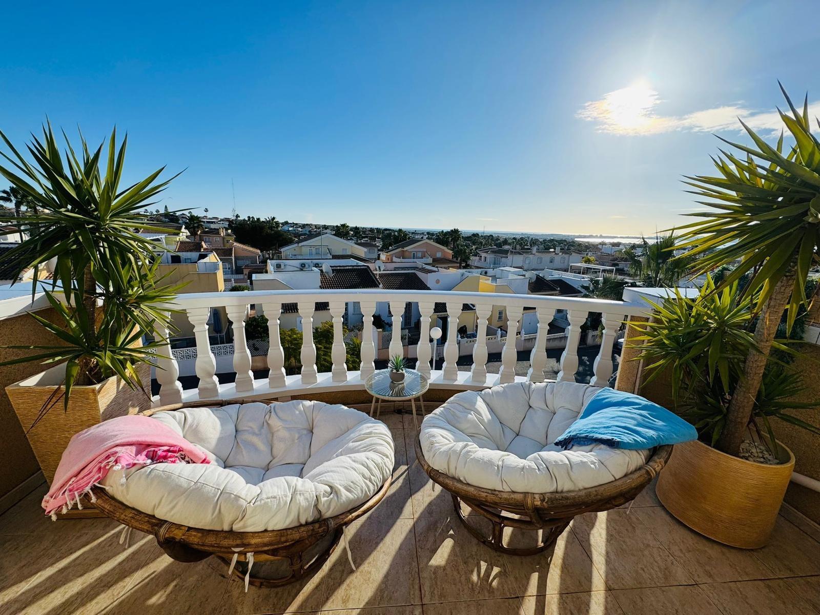 We present this charming townhouse located in the exclusive area of Ciudad Quesada, Rojales