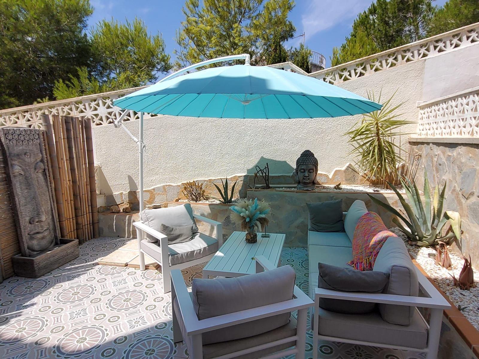 We present this charming townhouse located in the exclusive area of Ciudad Quesada, Rojales