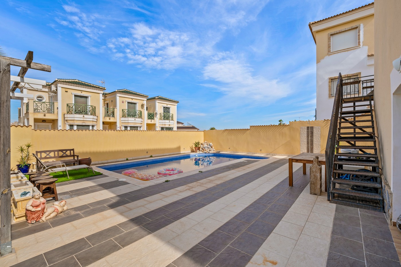 Garden in villa for sale in Orihuela Costa