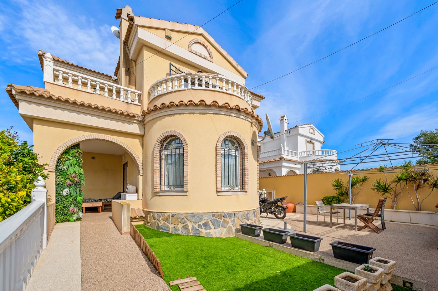 This exclusive detached villa immediately radiates charm and authenticity