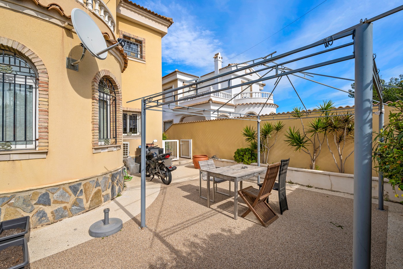Garden in villa for sale in Orihuela Costa