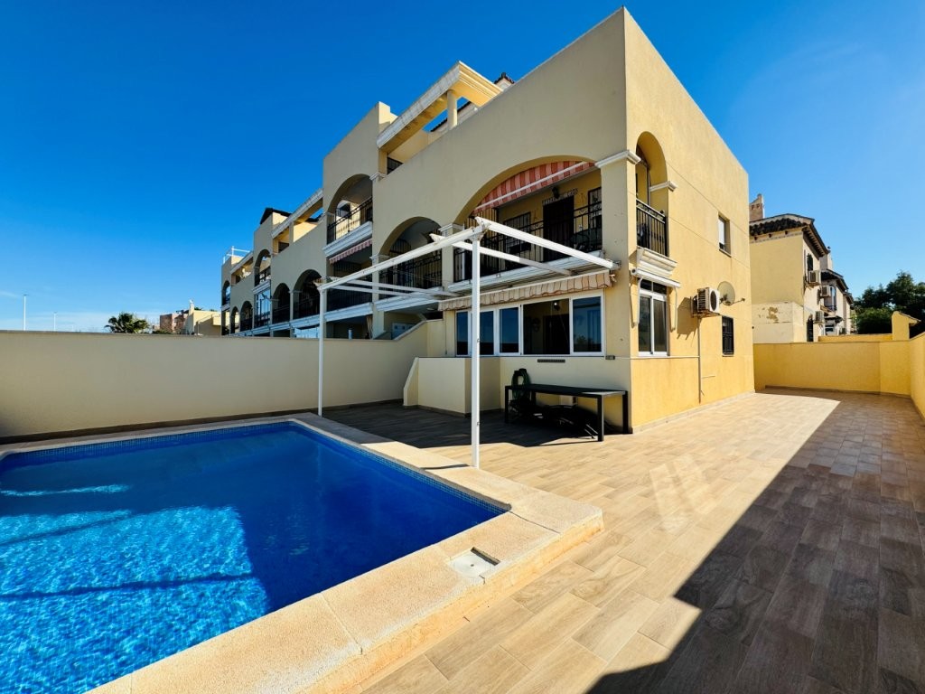 This ground-floor apartment is located in La Mata, next to the Molino del Agua park and the Parquema