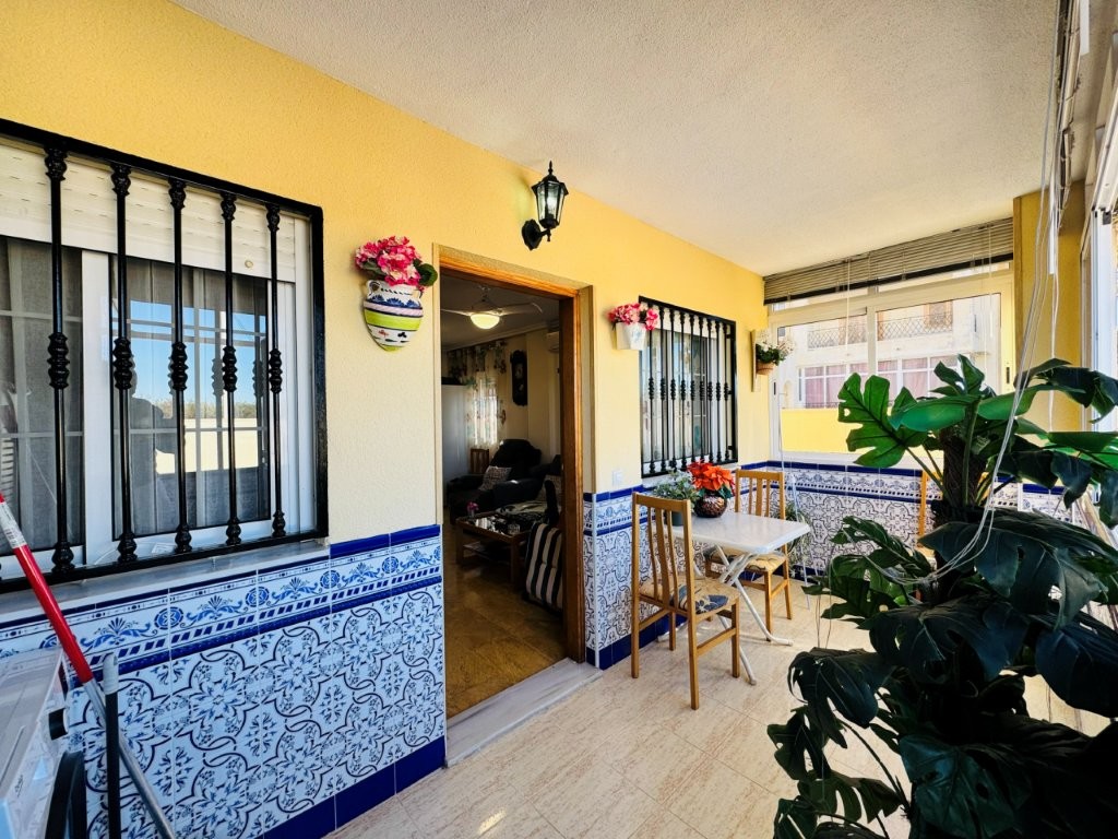 This ground-floor apartment is located in La Mata, next to the Molino del Agua park and the Parquema
