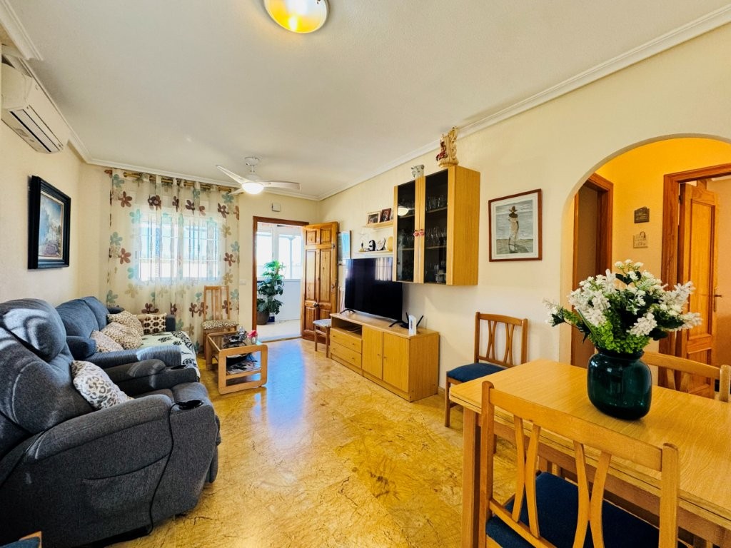 This ground-floor apartment is located in La Mata, next to the Molino del Agua park and the Parquema