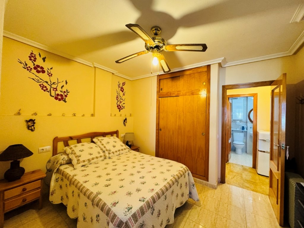 This ground-floor apartment is located in La Mata, next to the Molino del Agua park and the Parquema