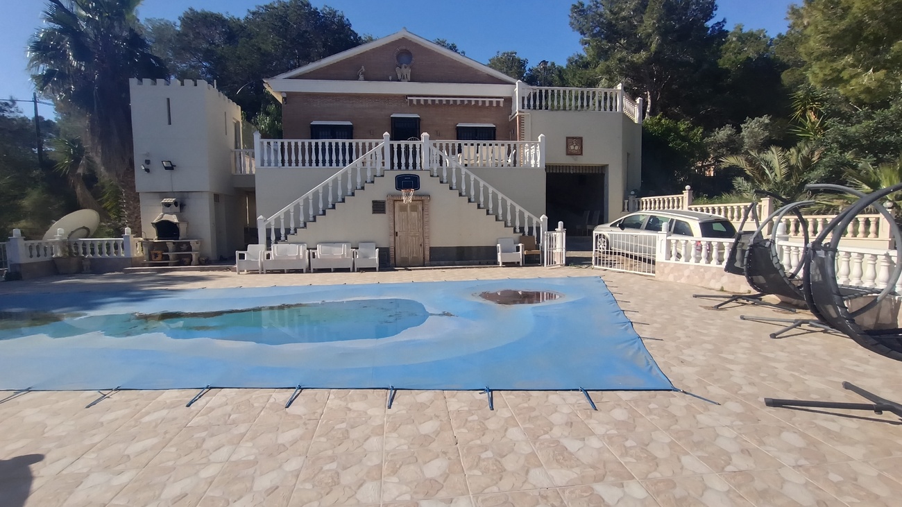 Garden in villa for sale in Canadas De San Pedro