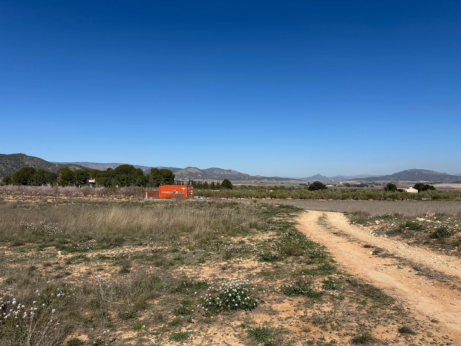 Located in a peaceful countryside area, this non-buildable plot offers a fantastic opportunity for t