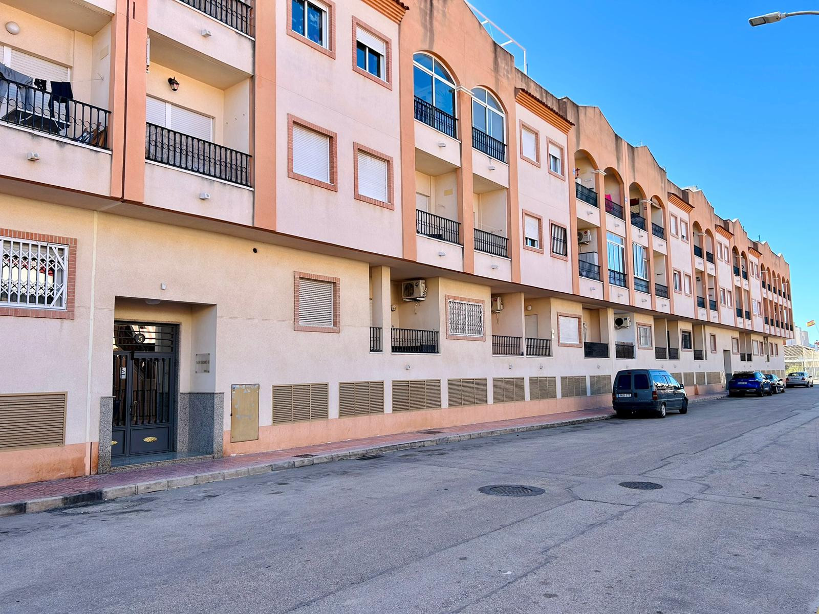 Are you looking for a quiet home where you can walk to the supermarket… and still reach Alicante or