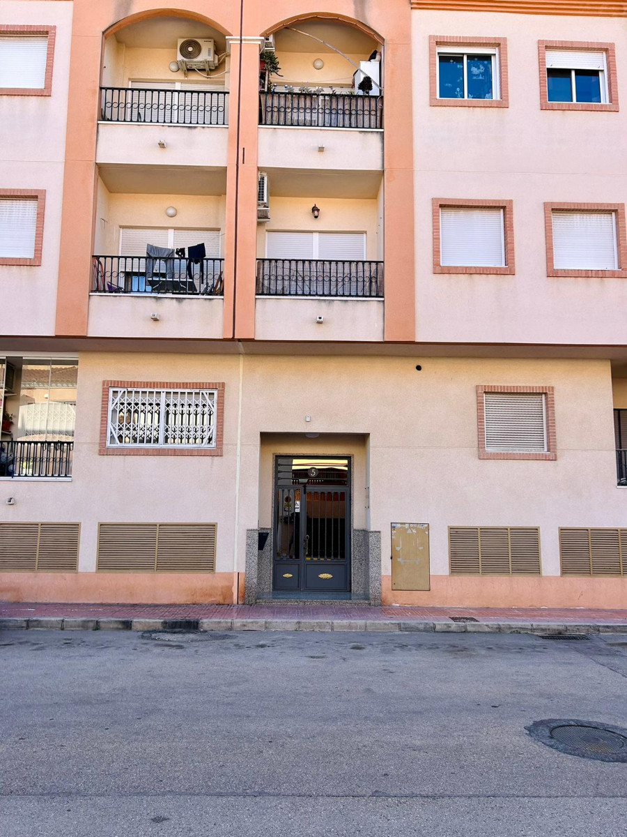 Are you looking for a quiet home where you can walk to the supermarket… and still reach Alicante or