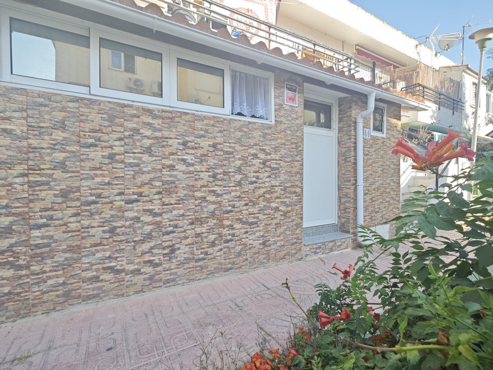 Pool area in bungalow for sale in Torrevieja