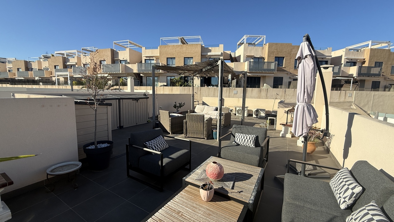 Garden in villa for sale in La Zenia