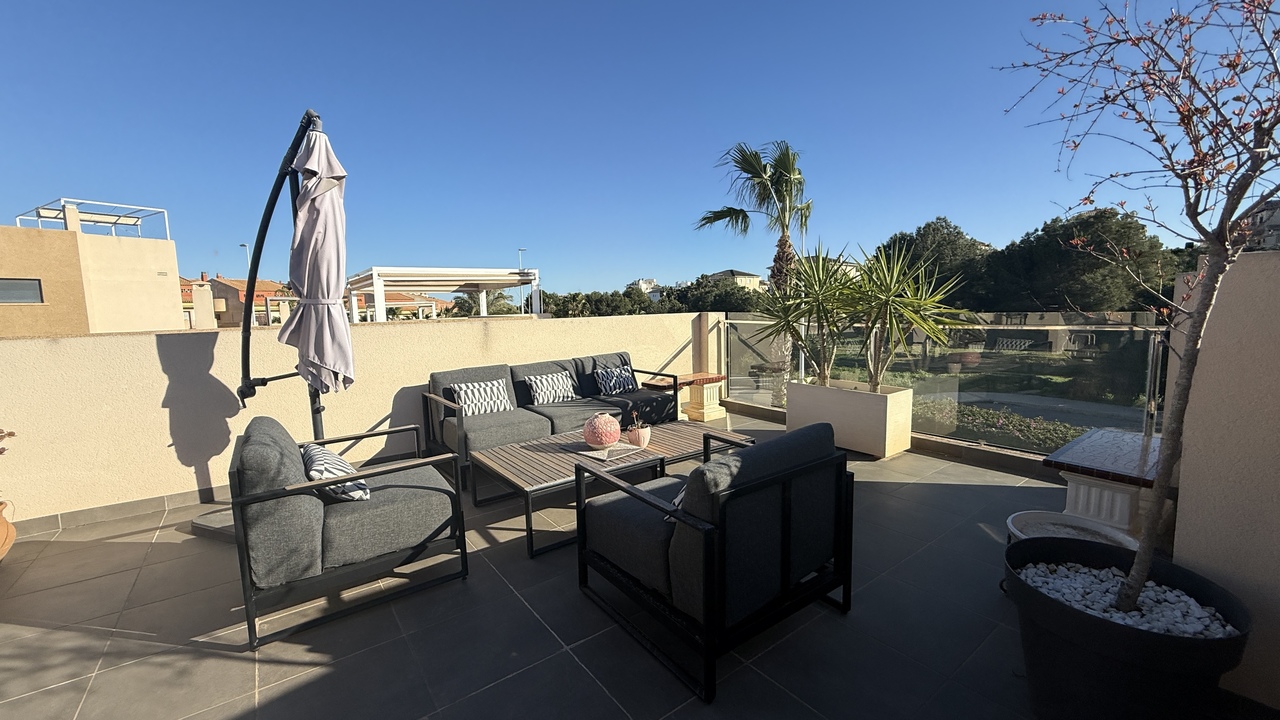 Dining area in villa for sale in La Zenia