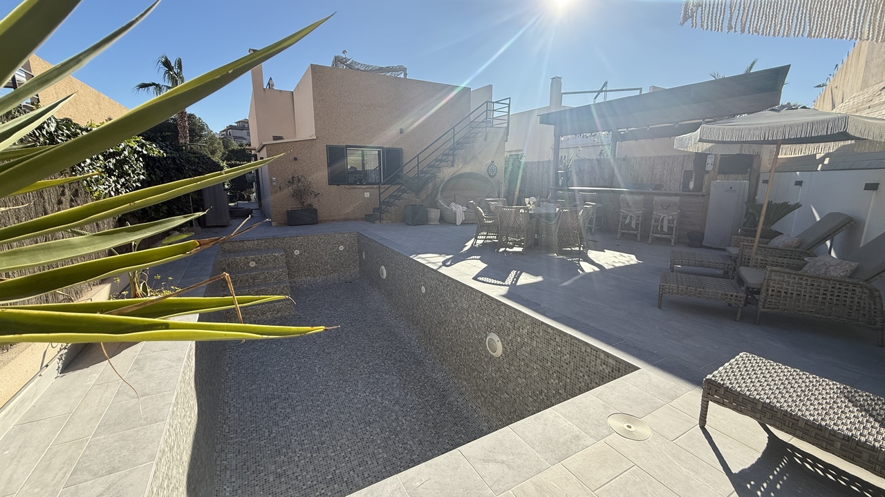 Master bedroom in villa for sale in La Zenia