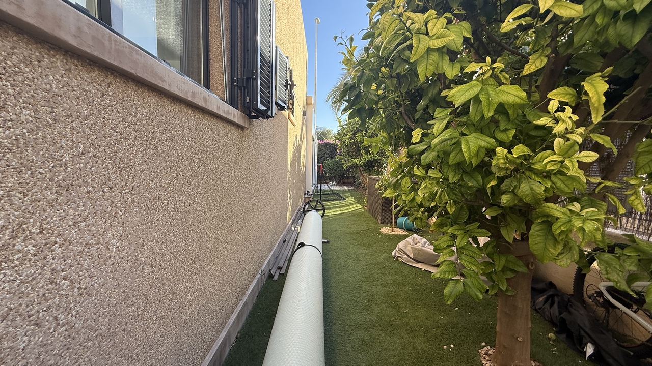 Garden in villa for sale in La Zenia