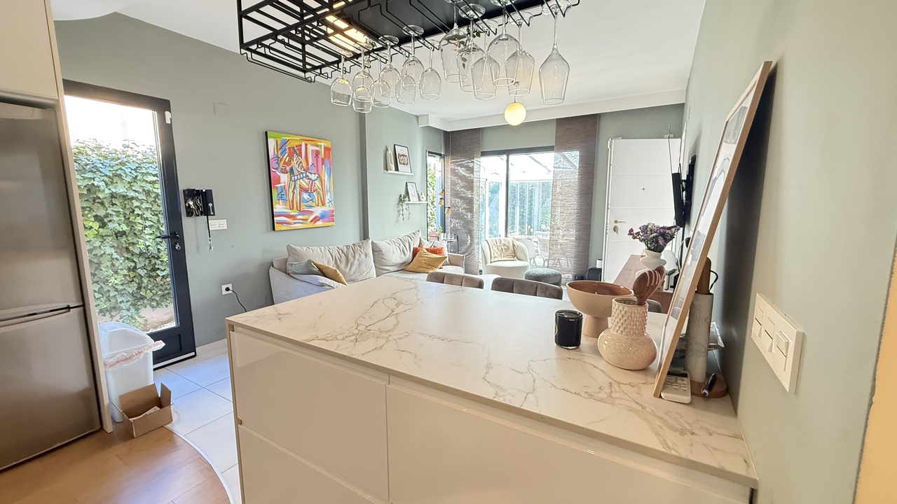Dining area in villa for sale in La Zenia