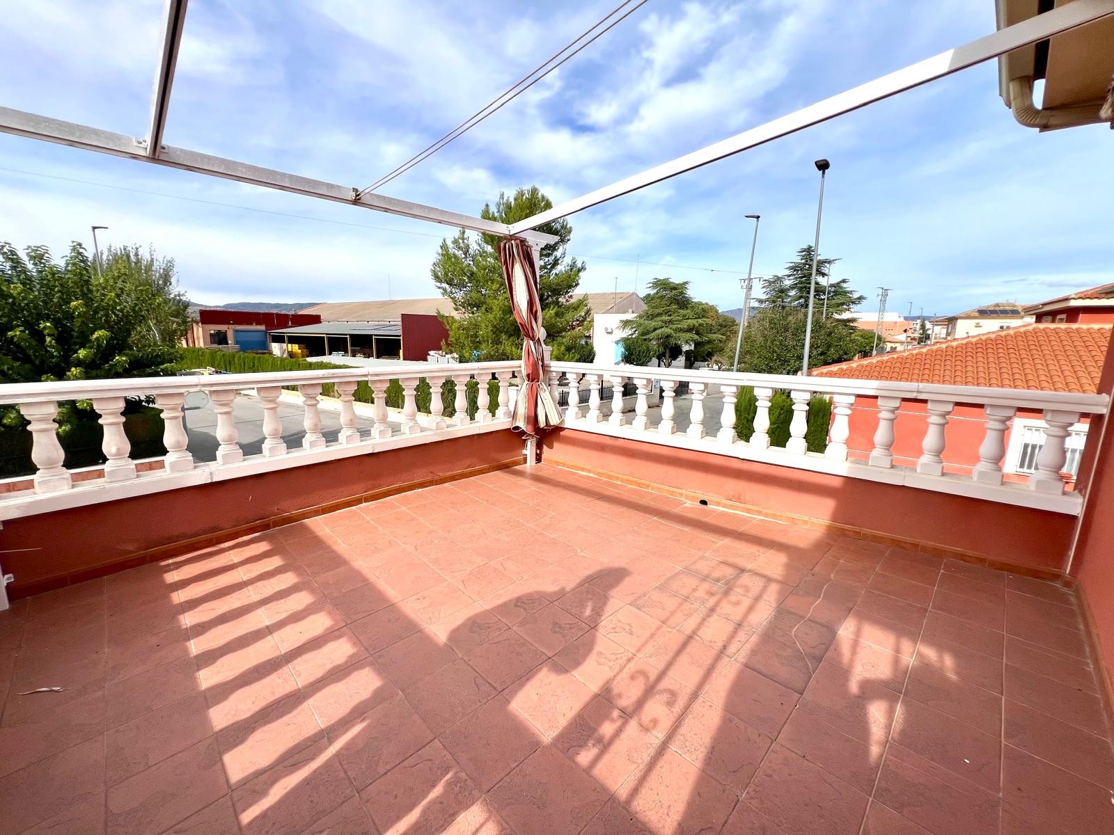 This well-maintained two-story semi-detached home in the town of Pinoso offers comfortable living wi