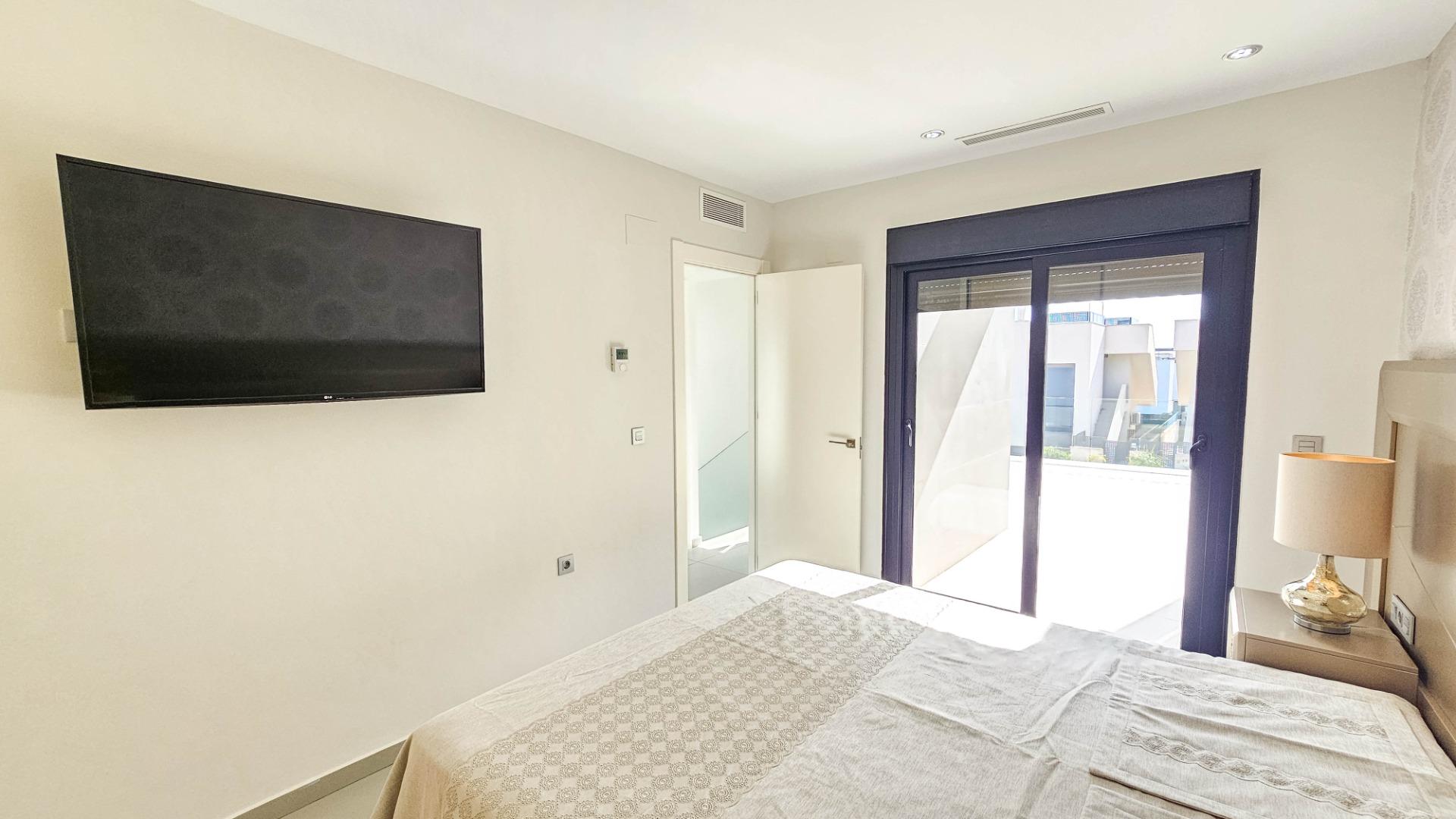 Master bedroom in villa for sale in Rojales