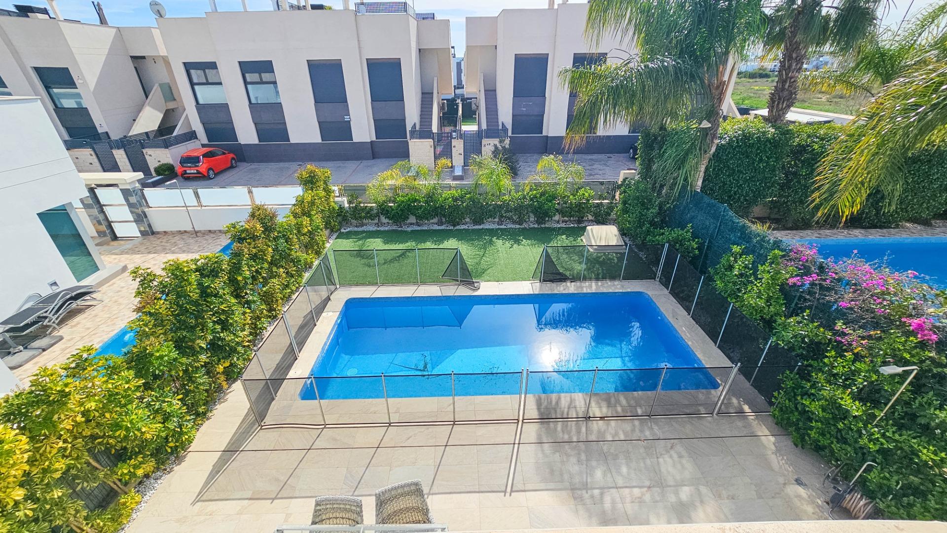 Pool area in villa for sale in Rojales