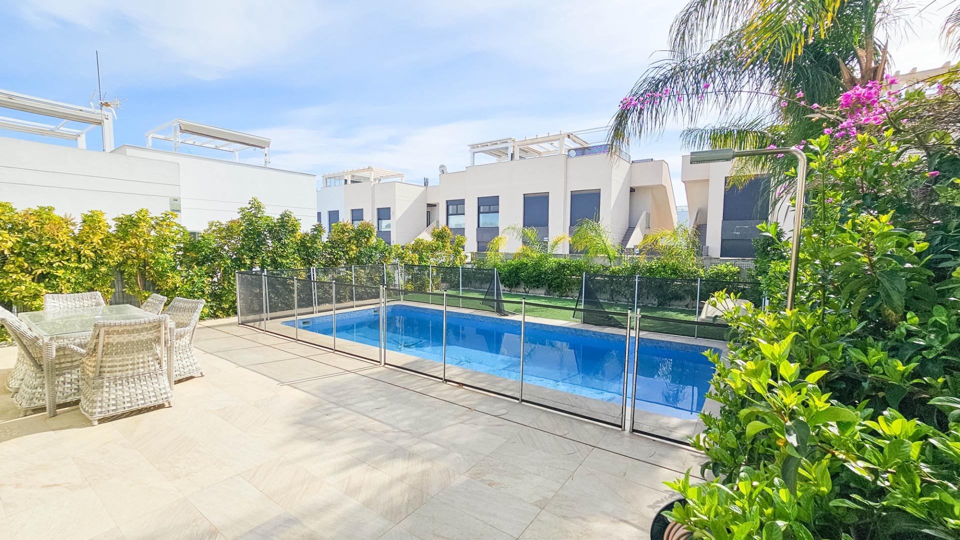 Pool area in villa for sale in Rojales