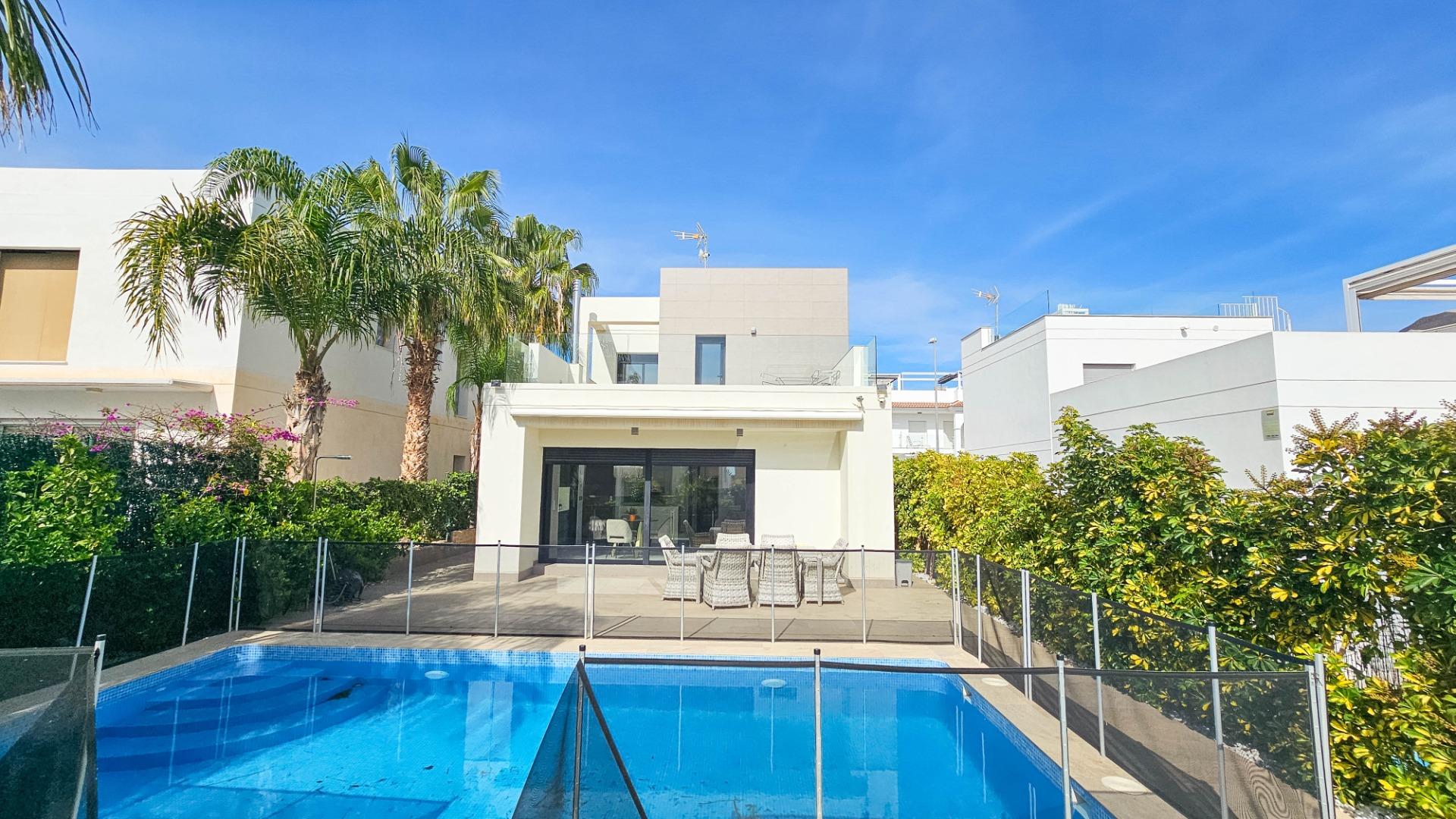 Garden in villa for sale in Rojales