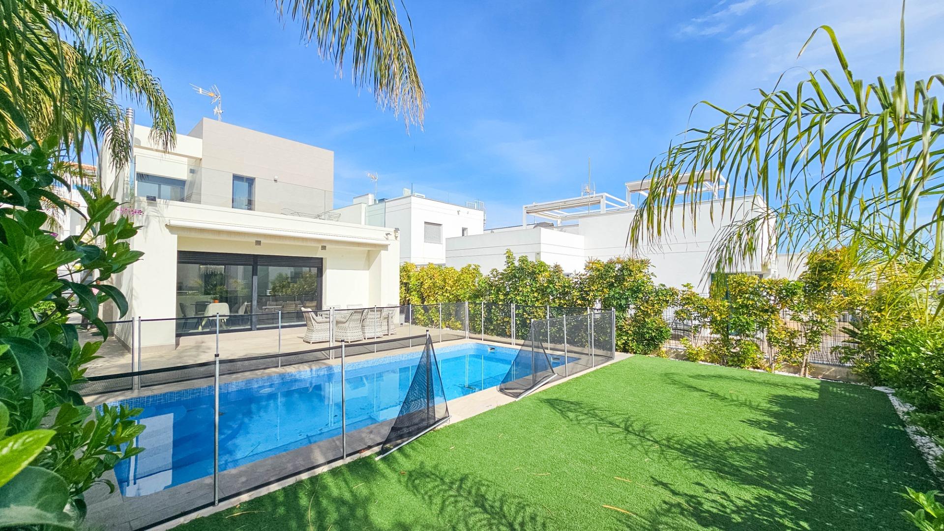 Dining area in villa for sale in Rojales