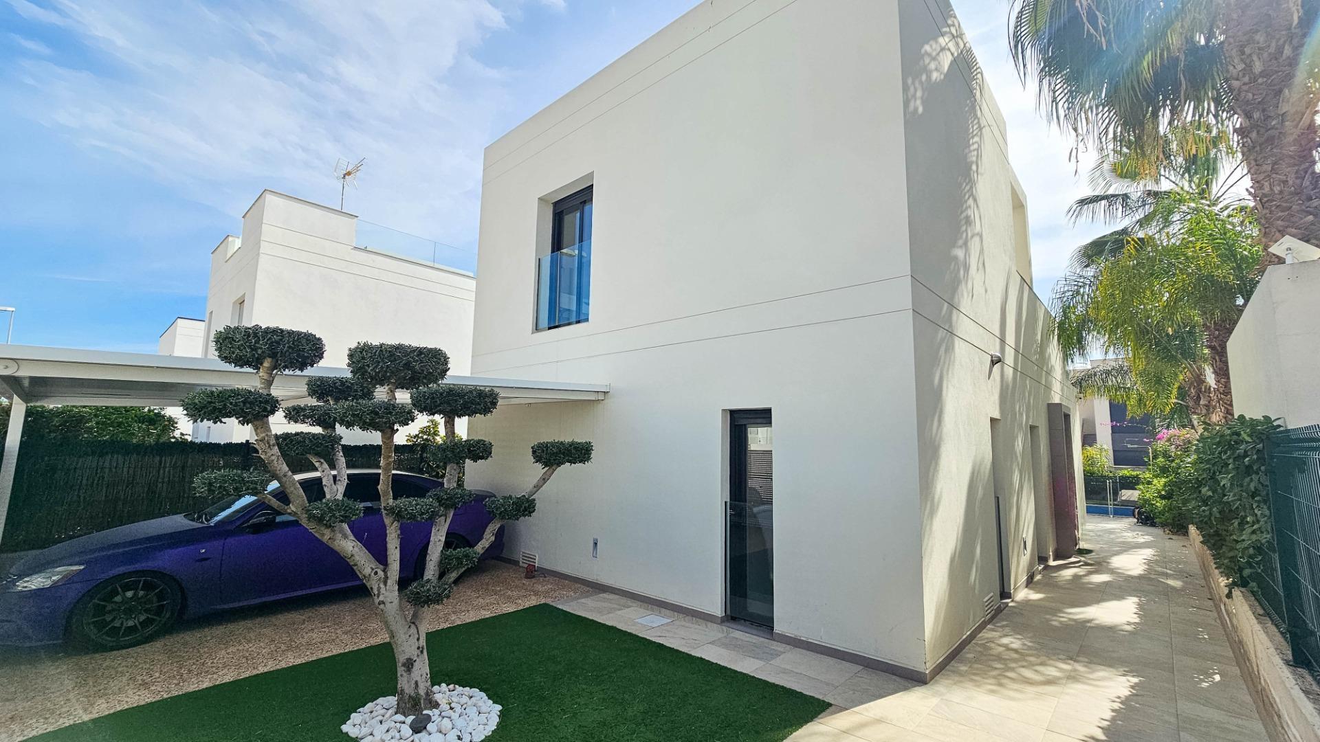 Master bedroom in villa for sale in Rojales