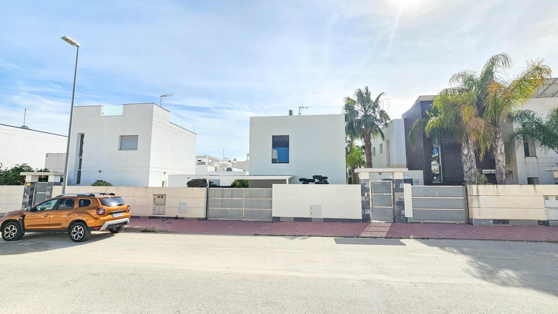 Bathroom in villa for sale in Rojales