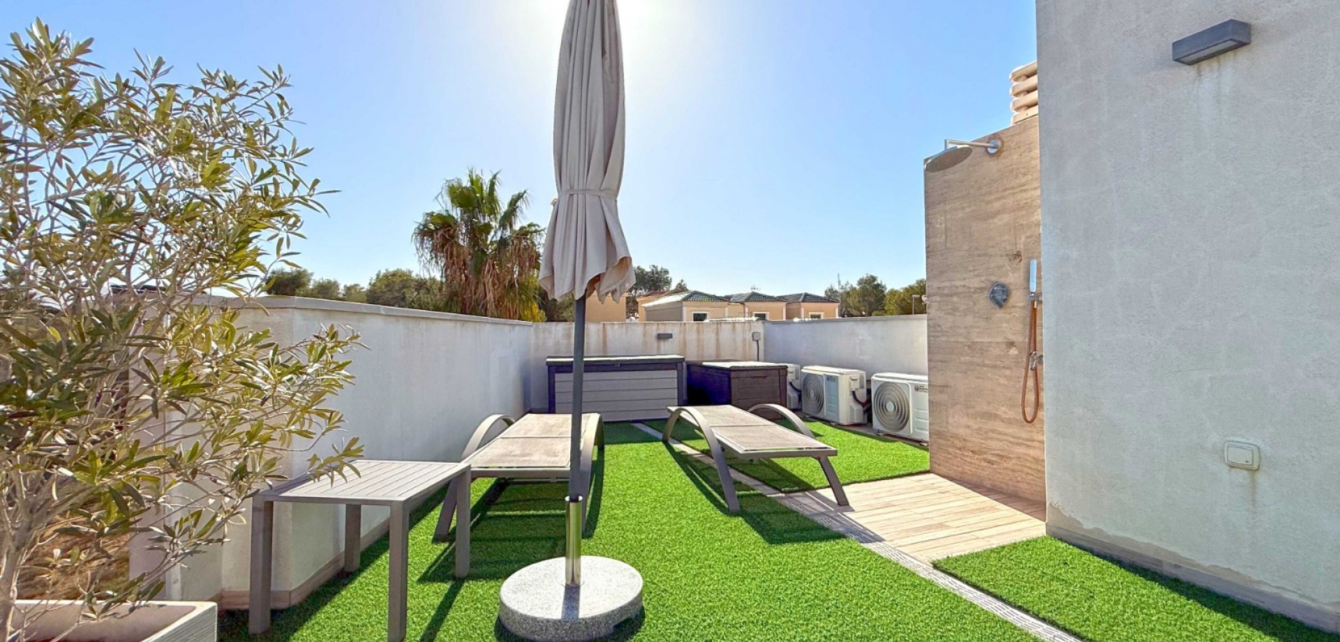 Garden in villa for sale in Orihuela Costa