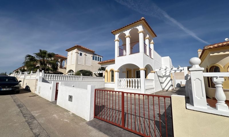 Master bedroom in villa for sale in Algorfa