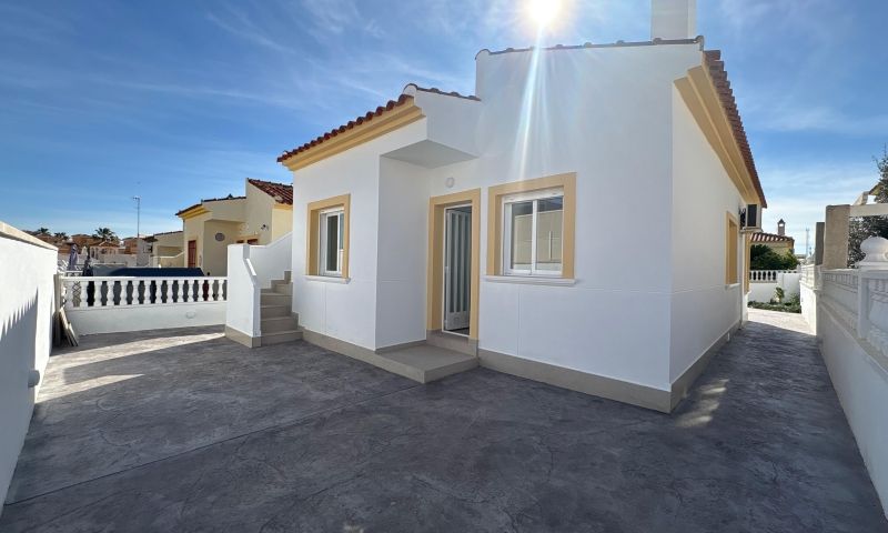 Bedroom in villa for sale in Algorfa