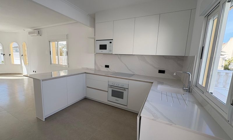 Bathroom in villa for sale in Algorfa