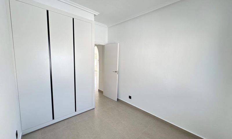 Bedroom in villa for sale in Algorfa